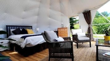 1 bedroom, bed sheets