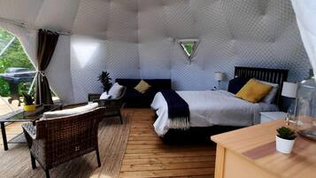 1 bedroom, bed sheets