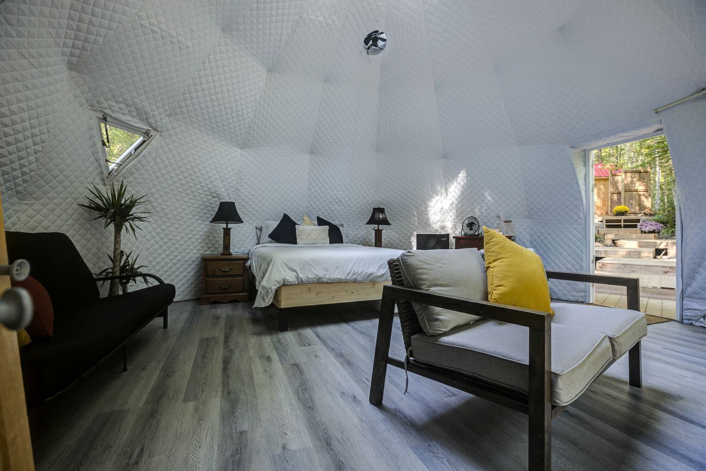 1 bedroom, desk, bed sheets