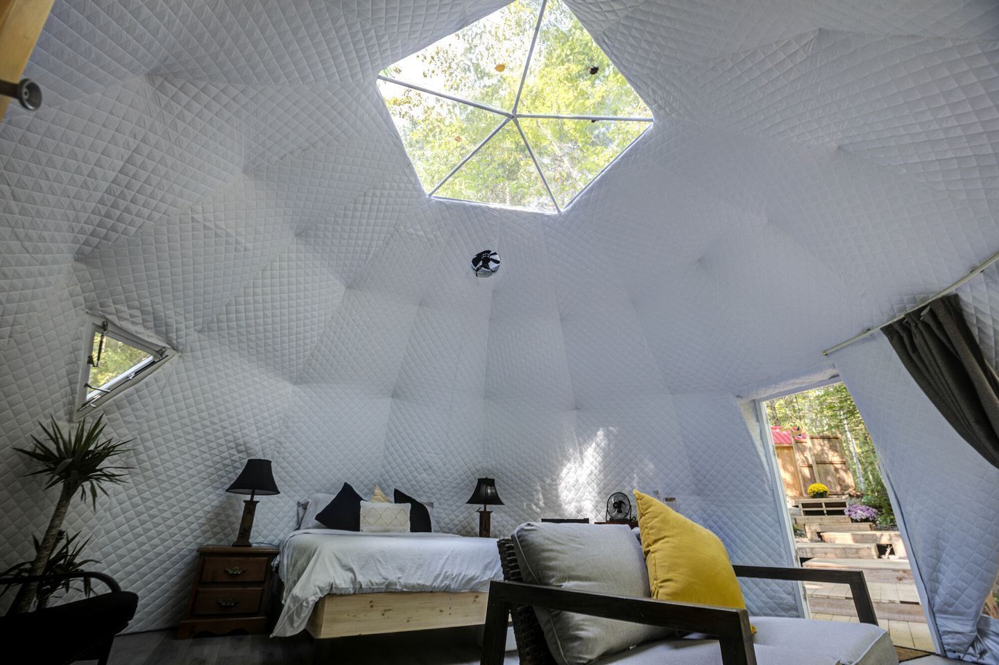 1 bedroom, desk, bed sheets