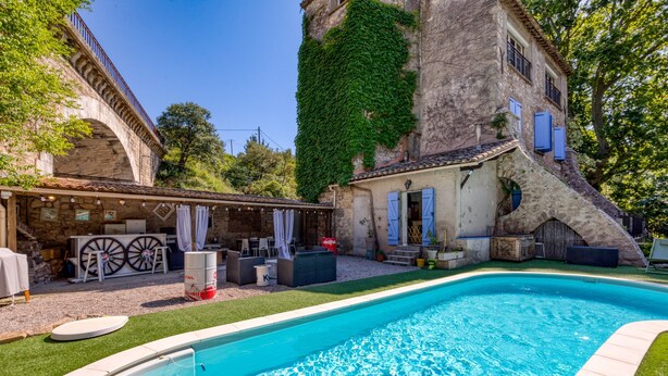 A swimming pool with a stone building and a stone bridge in the background. - Guest Room 'La Sétoise' with Shared Terrace & Garden, Wi-Fi (Balaruc-le-Vieux)