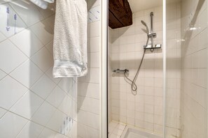 Douche, sèche-cheveux, serviettes fournies