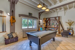 Games room - Guest Room “La Sétoise” with Shared Terrace & Garden, Wi-Fi (Balaruc-le-Vieux)