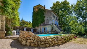 A stone wall, a pool, and a building with ivy. - Guest Room 'La Sétoise' with Shared Terrace & Garden, Wi-Fi (Balaruc-le-Vieux)