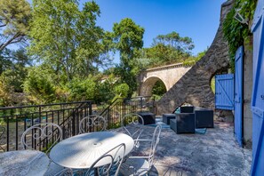 Outdoor dining - Guest Room “La Sétoise” with Shared Terrace & Garden, Wi-Fi (Balaruc-le-Vieux)