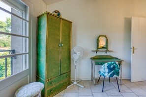 Interior - L’Issankaise Guest Room with Shared Terrace, Garden, and Wi-Fi (Balaruc-le-Vieux)