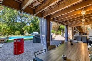 Outdoor dining - L’Issankaise Guest Room with Shared Terrace, Garden, and Wi-Fi (Balaruc-le-Vieux)