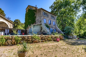 Exterior - L’Issankaise Guest Room with Shared Terrace, Garden, and Wi-Fi (Balaruc-le-Vieux)