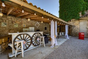 Outdoor dining - L’Issankaise Guest Room with Shared Terrace, Garden, and Wi-Fi (Balaruc-le-Vieux)