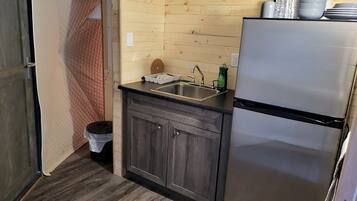 Fridge, cookware/dishes/utensils