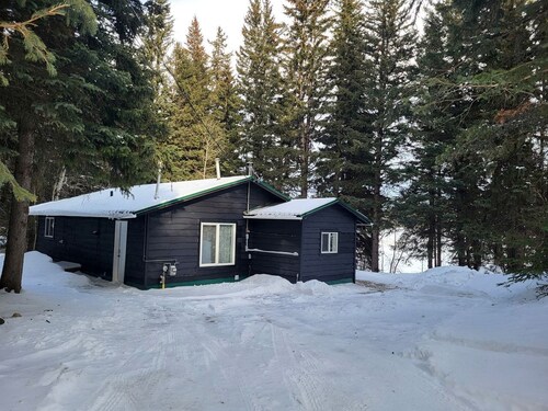 Private Waterfront Cabin Ideal for Outdoor Adventures in Alberta