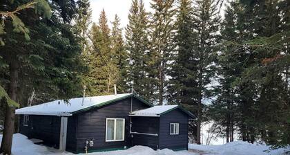 Private Waterfront Cabin Ideal for Outdoor Adventures in Alberta
