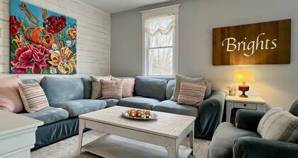 Beautiful, Rustic, Lodge with Pizza Oven, BBQ, and Porch for an Amazing Family Getaway in Ontario
