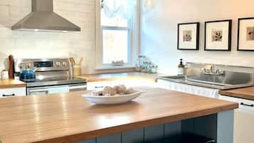Réfrigérateur, micro-ondes, plaque de cuisson, tables à manger