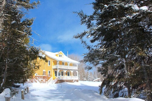 Beautiful, Rustic, Lodge with Pizza Oven, BBQ, and Porch for an Amazing Family Getaway in Ontario