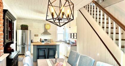 Beautiful Rustic Lodge with Wood-Burning Pizza Oven, BBQ, and Two Spacious Porches for an Amazing Family Getaway by Nelson's Bay, Ontario