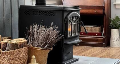 Beautiful, Rustic, Lodge with Pizza Oven, BBQ, and Porch for an Amazing Family Getaway in Ontario