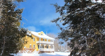 Beautiful Rustic Lodge with Wood-Burning Pizza Oven, BBQ, and Two Spacious Porches for an Amazing Family Getaway by Nelson's Bay, Ontario