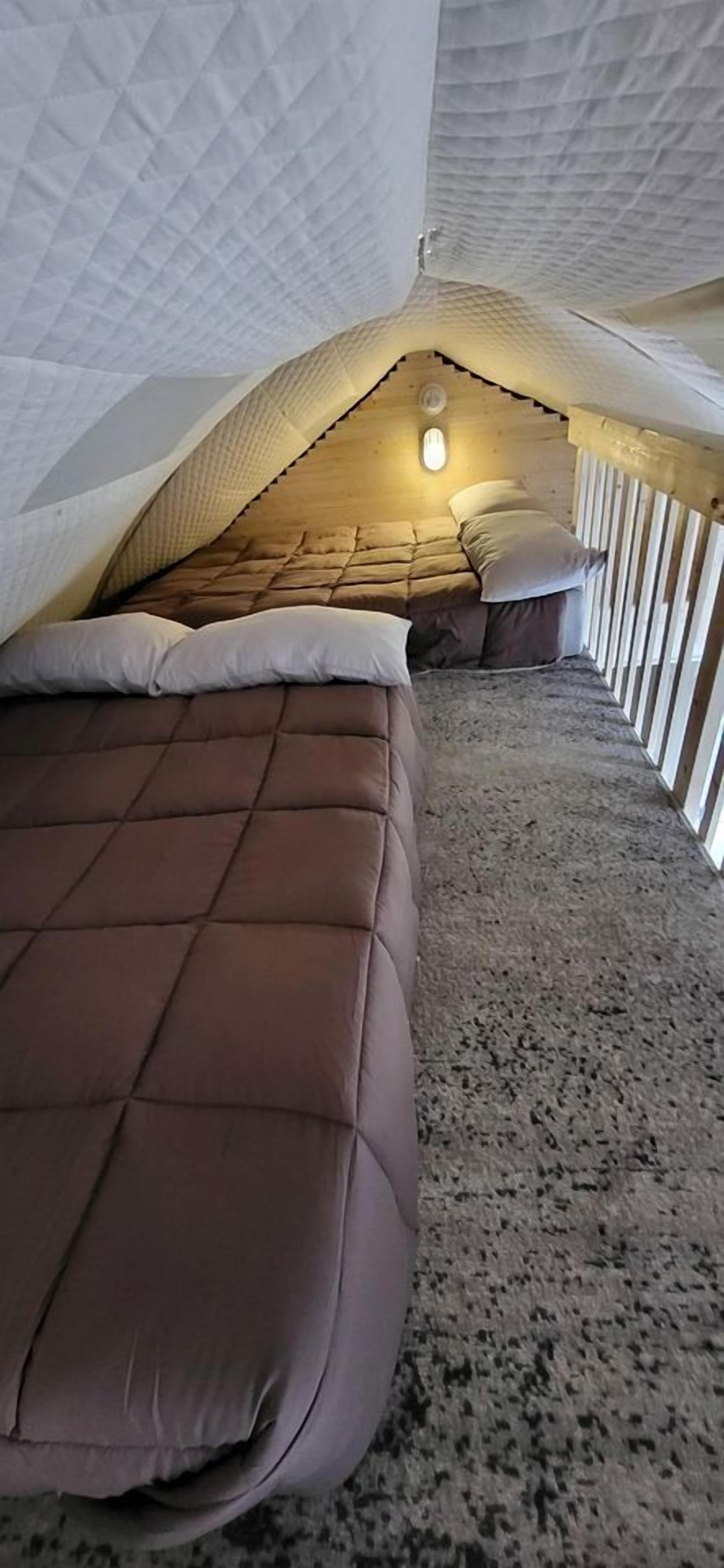 1 bedroom, bed sheets