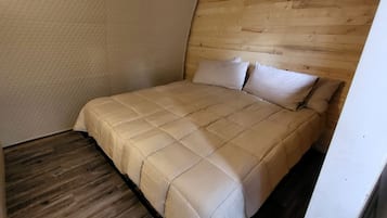 1 bedroom, bed sheets