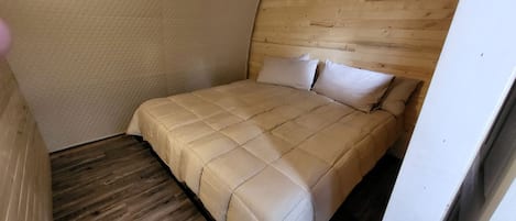 1 bedroom, bed sheets