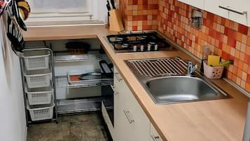 Frigorifero, microonde, forno, piano cottura