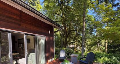 Nestled in the trees, this contemporary and cozy guesthouse is comfy and quiet,