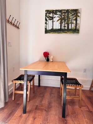 Dining - Nestled in the trees, this contemporary and cozy guesthouse is comfy and quiet, (Portland)