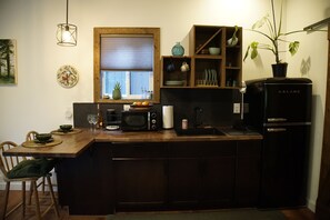 Private kitchen - Nestled in the trees, this contemporary and cozy guesthouse is comfy and quiet, (Portland)