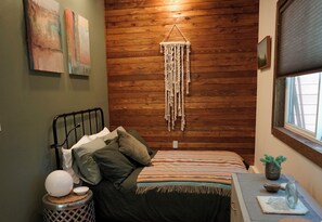 Room - Nestled in the trees, this contemporary and cozy guesthouse is comfy and quiet, (Portland)