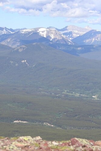 Group Cabin Lodge Surrounded by Nature with Beautiful Hiking Trails and Views in Alberta