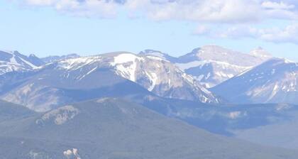 Group Cabin Lodge Surrounded by Nature with Beautiful Hiking Trails and Views in Alberta