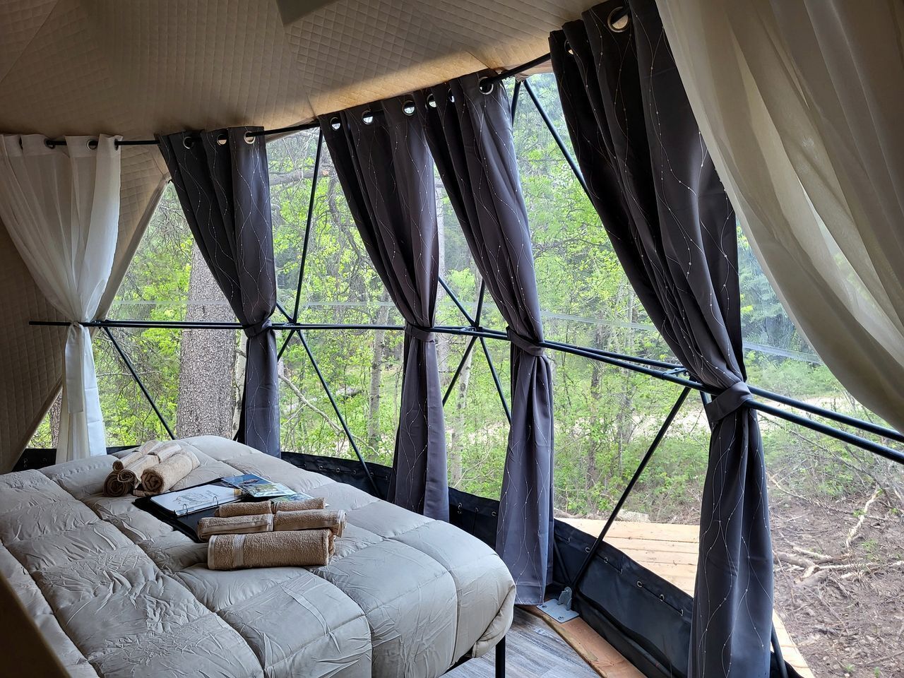 1 bedroom, bed sheets