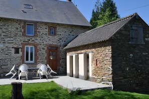 Outdoor dining - Holiday Home “La Charmille” with Private Terrace and Garden (Nouzerolles)