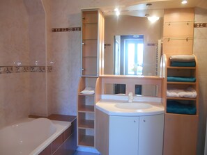 Bathroom - Holiday Home “La Charmille” with Private Terrace and Garden (Nouzerolles)