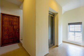 Deluxe Double Room, Canal View | Interior - B2N Hotels Sholinganallur (Chennai)