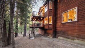 A wooden cabin with a balcony, surrounded by trees. - Alpine Osage Mountain Stay (South Lake Tahoe)
