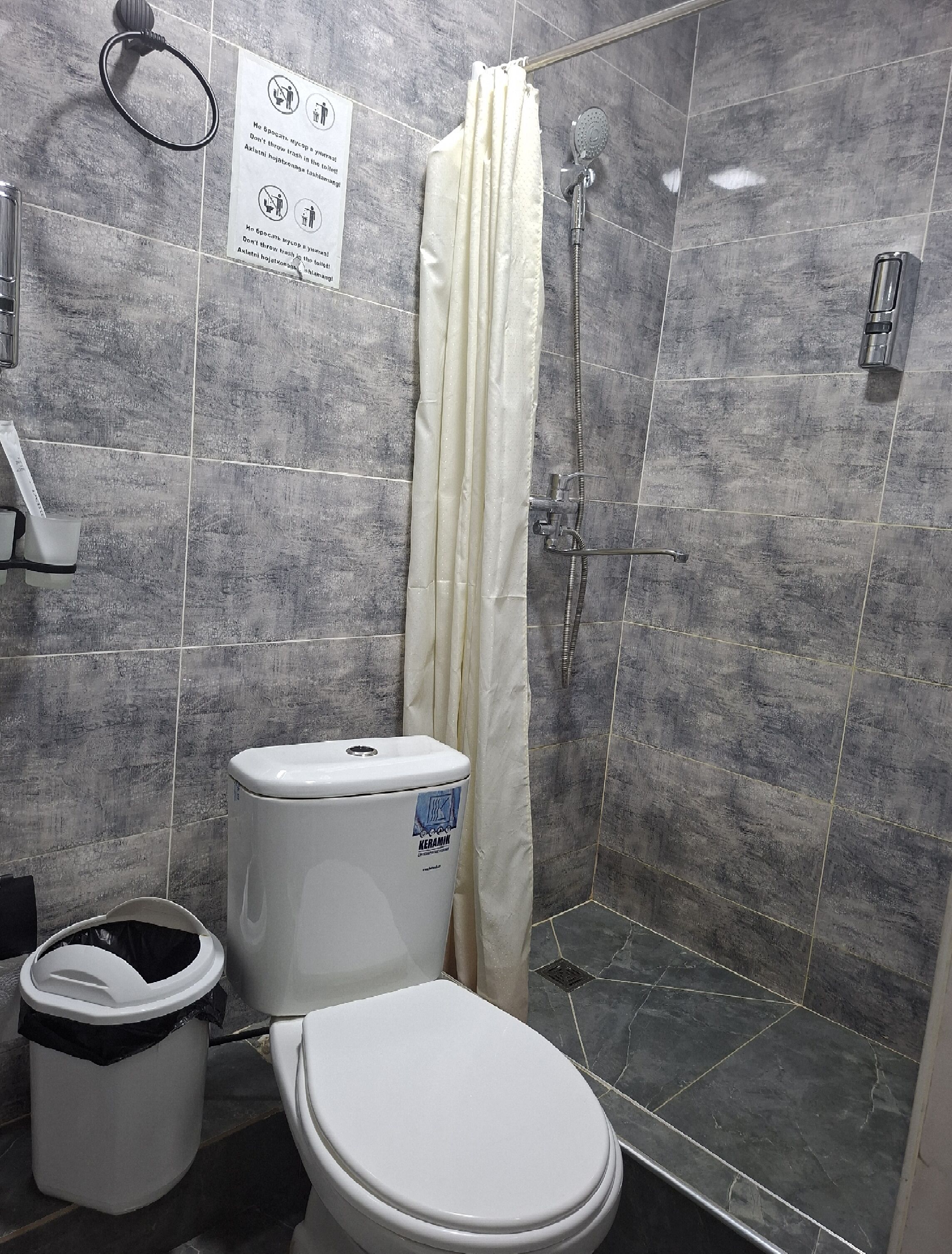 Douche, articles de toilette gratuits, sèche-cheveux, chaussons
