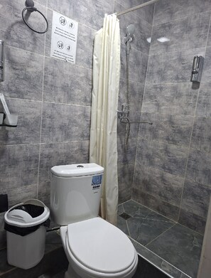 Ducha, artículos de tocador gratuitos, secador de pelo, pantuflas