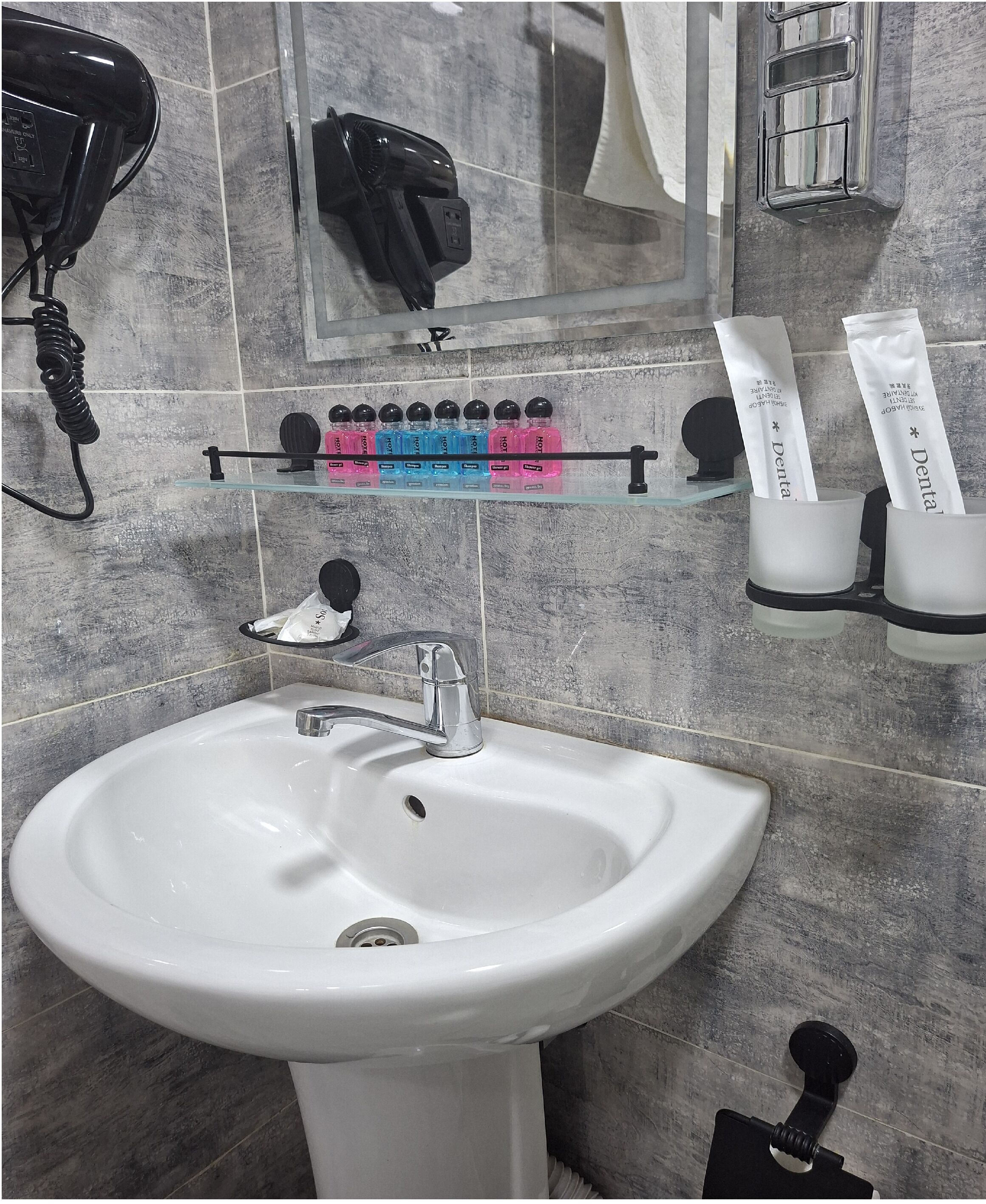 Een douche, gratis toiletartikelen, een haardroger, pantoffels