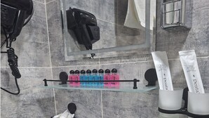 Shower, free toiletries, hair dryer, slippers - Sumaya Hotel (Tashkent)