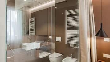 Douche, sĂšche-cheveux, serviettes fournies, savon