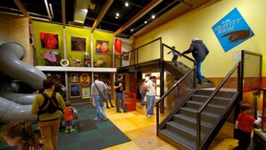 Un museo con una sala de gravedad, una escultura grande y una escalera.