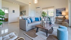 Ein modernes Wohnzimmer mit Sofa, Couchtisch und Dekoration.