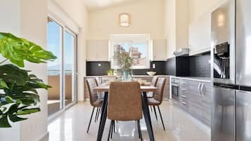 Luxury Villa, Mountain View | Private kitchen