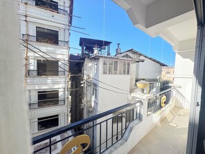 Quarto casal superior, vista para a cidade | Vista do quarto