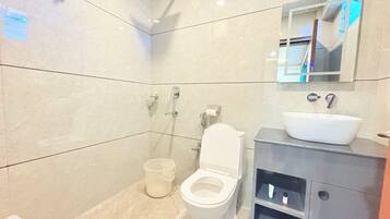 Deluxe Double Room | Bathroom | Shower, free toiletries, towels