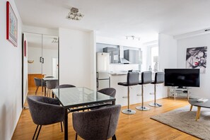 Eine moderne Wohnung mit Essbereich, Küche und Wohnbereich.