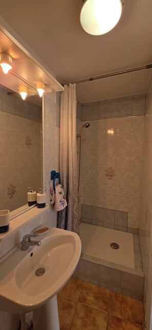 Dusche, Haartrockner, Handtücher, Seife