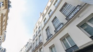 A multi-story building with balconies, large windows, and a clear sky. - Luxurious 2 Bedrooms - Le Marais - Paris 3 # AC (Paris)